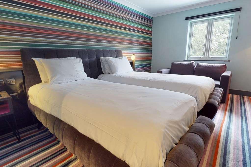 Village Hotel Cardiff Room photo
