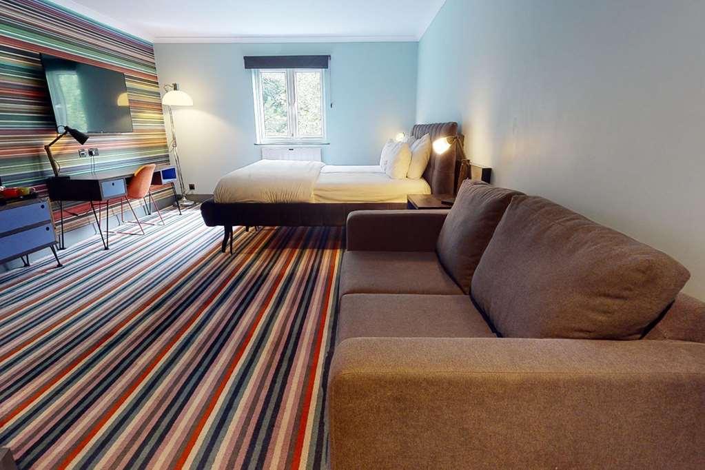 Village Hotel Cardiff Room photo