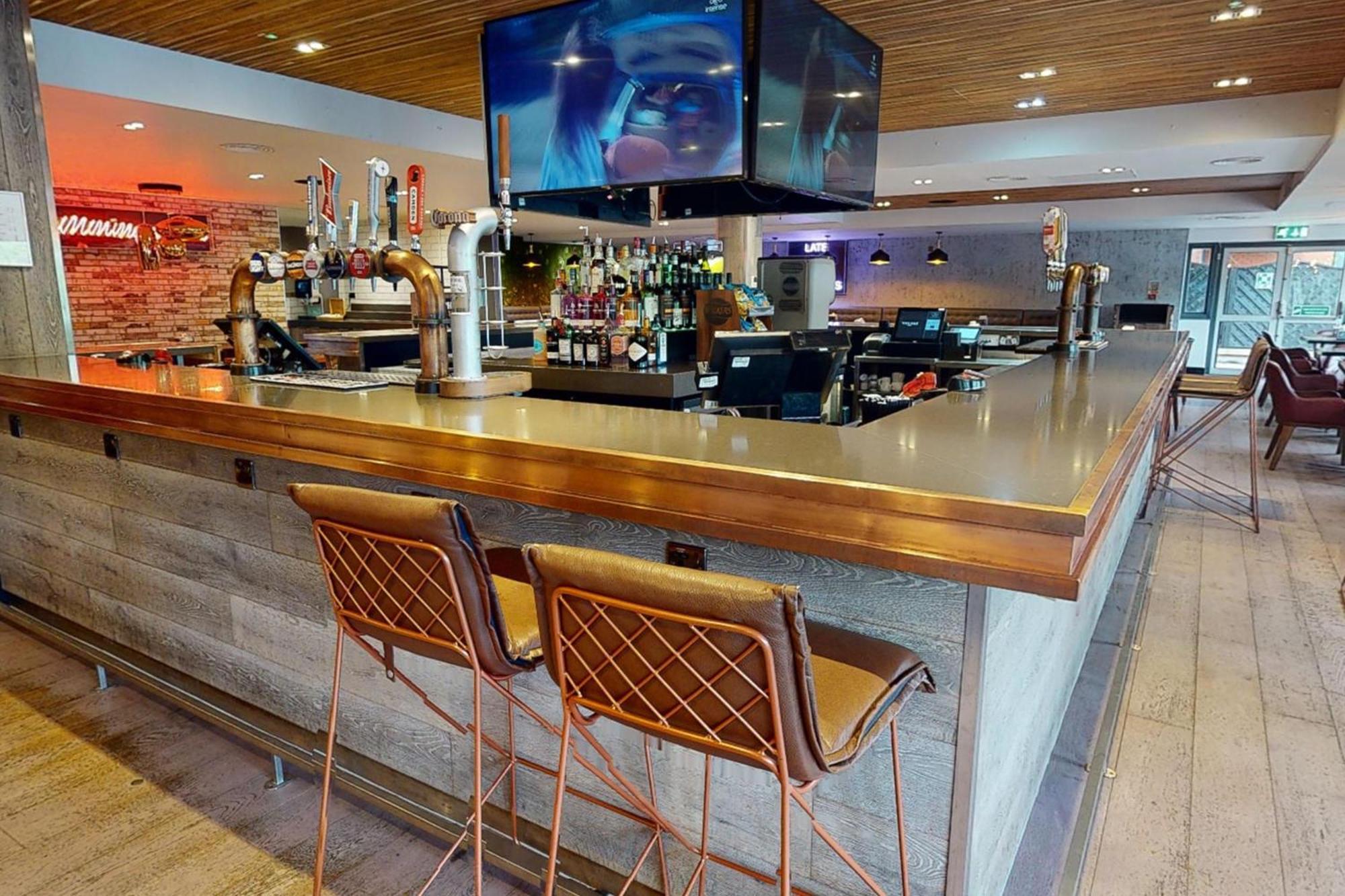 Village Hotel Cardiff Exterior photo