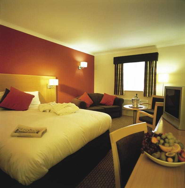 Village Hotel Cardiff Exterior photo